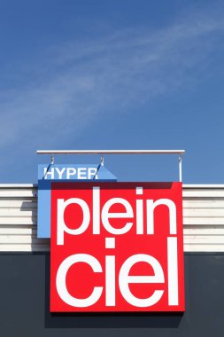 Agde, Fransa - 3 Temmuz 2018: Duvarda Plein Ciel logosu. 1956 yılında, kırtasiye, ofis malzemeleri, mobilya, okul malzemeleri ve bilgisayar tüketim ürünleri alanında uzmanlaşmış Plein Ciel franchise kurulmuştur.