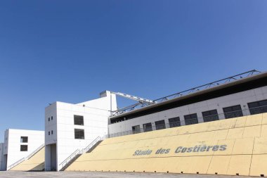 Nimes, Fransa - 1 Temmuz 2018: Stade des Costieres, Nimes, Fransa 'da bulunan bir futbol stadyumu. Stadyum, Nmes Olympique 'nin mevcut evidir ve 18.400 kişilik kapasiteye sahiptir.
