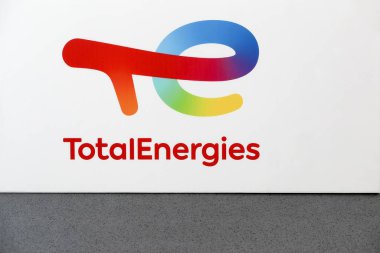 Aarhus, Danimarka - 8 Ekim 2021: Duvardaki Total Enerjiler logosu. TotalEnergies, elektrik üretimi ve dağıtımı, doğal gaz alanlarında faaliyet gösteren uluslararası bir Fransız elektrik şirketi.