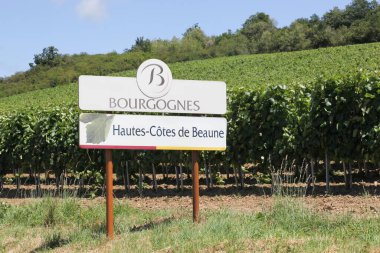 La Rochepot, Fransa - 5 Temmuz 2020: Yol işareti Hautes-Cotes de Beaune, Burgundy şarabı, Fransa