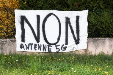 Fransızca 'da anten olmayan 5G adlı 5G protesto mesajına hayır