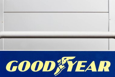 Macon, Fransa - 30 Ocak 2016: Duvarda Goodyear logosu. Goodyear, 1898 yılında Frank Seiberling tarafından kurulmuş ve merkezi Akron, Ohio 'da bulunan çok uluslu lastik imalat şirketidir.