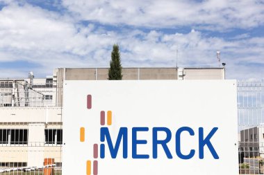 Meyzieu, Fransa - 29 Temmuz 2017: Merck bitki Meyzieu, Fransa. Merck Almanya'nın Darmstadt kentinde merkezi bir Alman Uluslararası Kimya, eczacılık ve Yaşam Bilimleri şirkettir