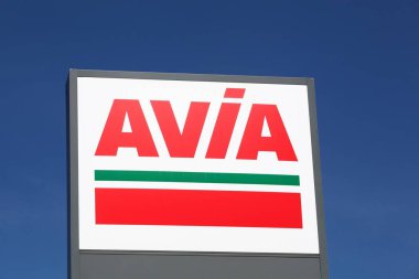 Chenelette, Fransa - 12 Eylül 2020: Panelde AVIA işareti. Uluslararası AVIA şirketi 14 Avrupa ülkesinde 2900 'den fazla benzin istasyonu tarafından temsil edilmektedir.