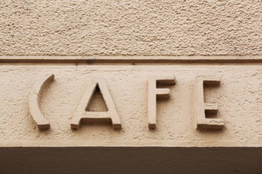 Duvardaki kafe tabelası.