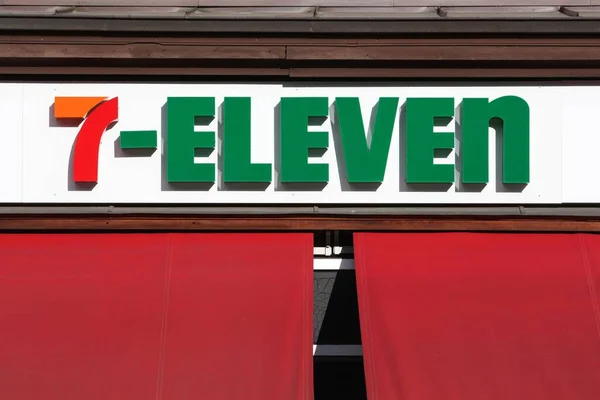 stock image Aarhus, Denmark - March 4, 2022: 7 eleven logo on a wall. 7-Eleven is an international chain of convenience stores that operates primarily as a franchise