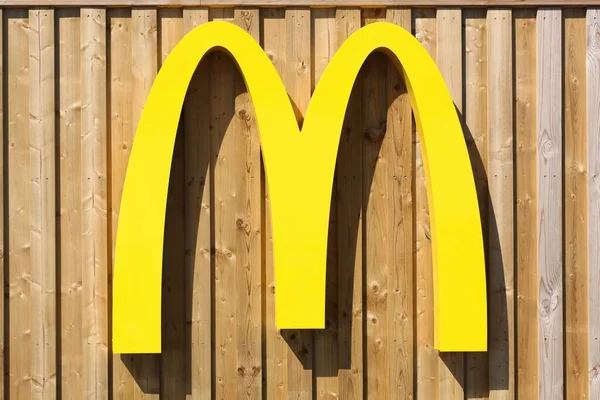 Орхус Дания Апреля 2022 Года Логотип Mcdonald Полосатом Фасаде Mcdonald — стоковое фото