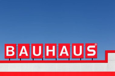 Randers, Danimarka - 19 Ağustos 2015: Bauhaus logosu. Bauhaus, ev geliştirme, bahçıvanlık ve atölye çalışmaları için İsviçre merkezli bir pan-Avrupa perakende zinciri.