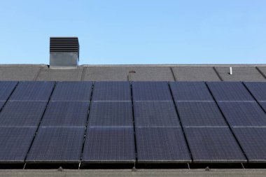 bir çatısında güneş panelleri