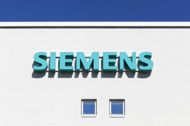 Tilst, Danimarka - 11 Haziran 2016: Siemens logosu ön cephede. Siemens çok uluslu bir Alman. Şirketin başlıca bölümleri sanayi, enerji, sağlık, altyapı ve şehirlerdir.