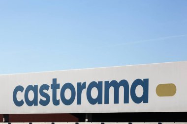 Dardilly, Fransa - 13 Haziran 2021: Duvardaki Castorama tabelası. Castorama bir Fransız perakendecisi. Kendin yap, ev dekorasyonu aletleri ve malzemeler.