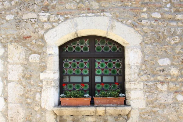 Fransa Nın Ortaçağ Köyü Perouges Renkli Penceresi — Stok fotoğraf