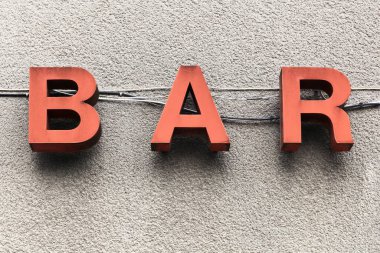 Fransa 'da bir duvarda bar tabelası