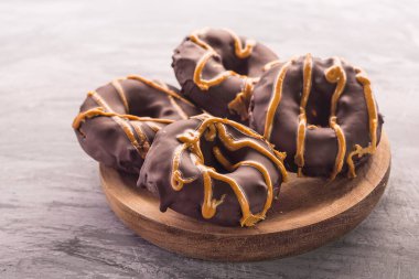 Tatlı patates ve fıstık ezmeli donutlar.