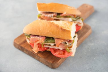 Endülüs 'te tipik bir sandviç. Jambon, biber ve ızgara domuz filetosu.