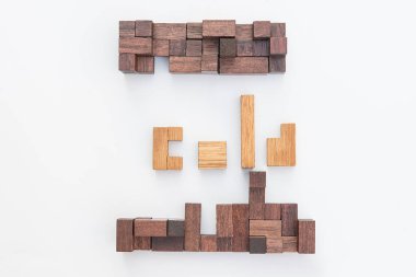 Üst görünümde geometrik şekiller, yaratıcı ve mantıklı düşünme konsepti.