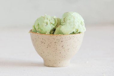 Naneli ve çikolatalı dondurma.