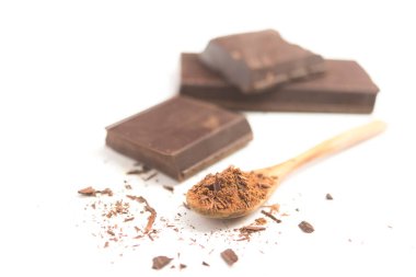 Beyaz arka planı olan siyah çikolata.