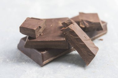 Gri arkaplanı olan siyah çikolata