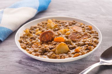 Patates, havuç ve sucuklu İspanyol mercimeği.