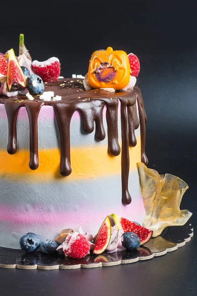 チョコレートと果物のケーキハロウィン — ストック写真