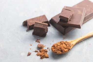 Siyah çikolata kaşıkta. Yaklaş.