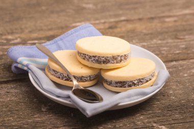 Karamel soslu geleneksel Arjantin usulü lezzetli Alfajores.