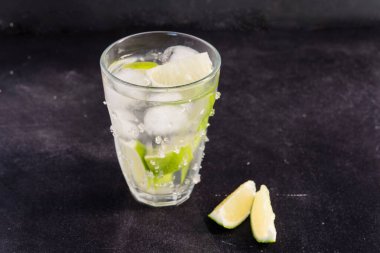 Yaz için limonlu su.