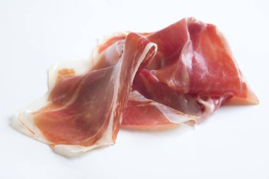 Beyaz arka planda Serrano jambonu