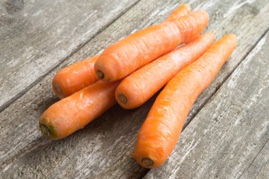 Yeşil sapı olmayan taze havuç.