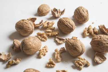 Beyaz arkaplanda cevizler. Kapat