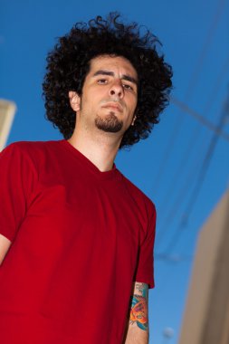 Yakışıklı genç adam.