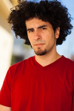 Yakışıklı genç adam.