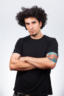 Yakışıklı genç adam.