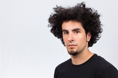 Yakışıklı genç adam.