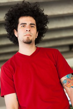 Yakışıklı genç adam.