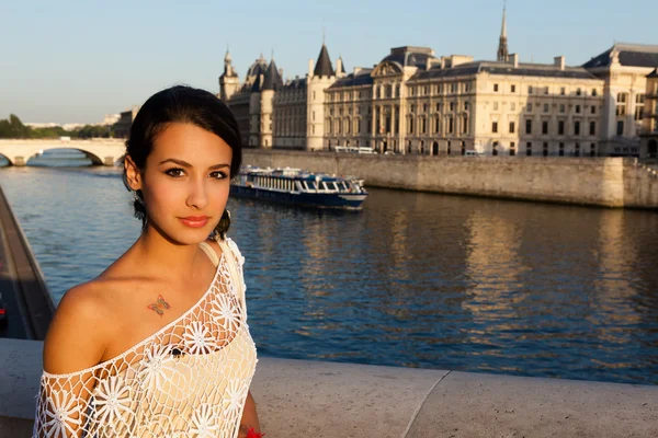 Schöne junge Frau in Paris — Stockfoto