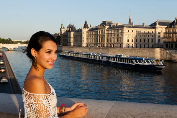 Vacker ung kvinna i paris — Stockfoto