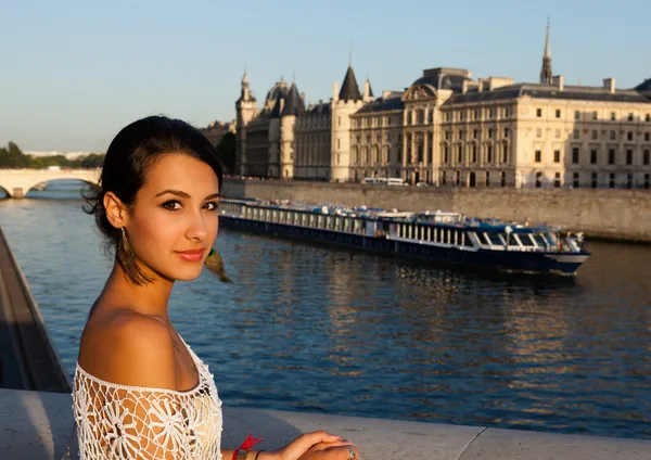 Bella giovane donna a Parigi — Foto Stock