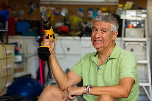 Schöner Mann in Garage — Stockfoto