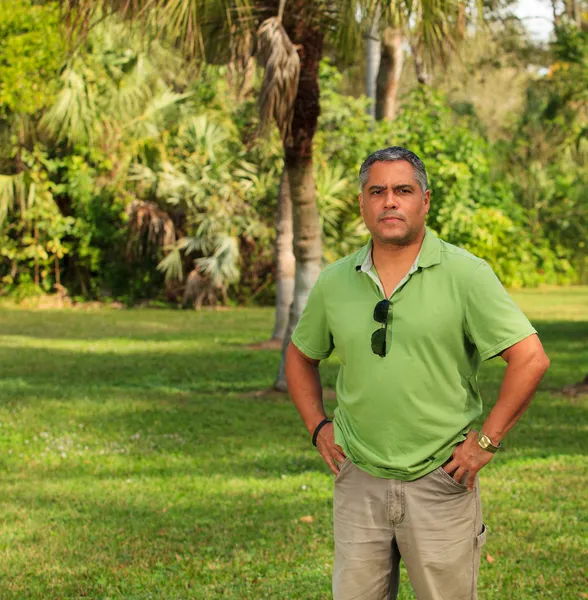 Bonito homem hispânico — Fotografia de Stock