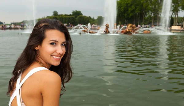 Hermosa joven en París — Foto de Stock