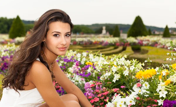 Hermosa joven en París — Foto de Stock