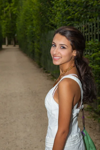 Piękna młoda kobieta w Paryżu — Zdjęcie stockowe