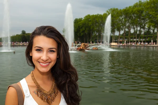 Schöne junge Frau in Paris — Stockfoto