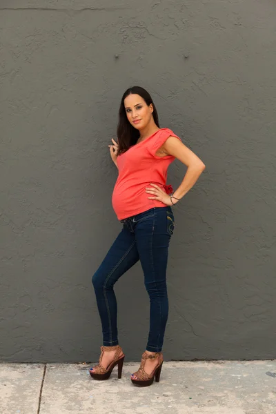 Jolie femme enceinte — Photo