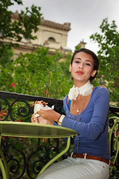 파리에서 아름 다운 소녀 — 스톡 사진