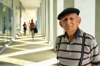 yaşlı adam