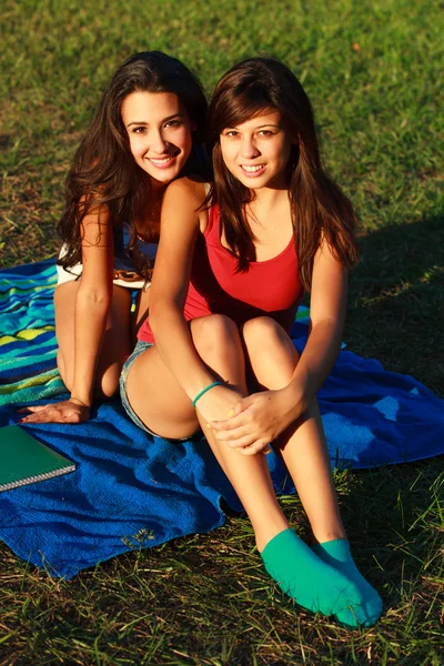 Meninas da faculdade bonitas — Fotografia de Stock