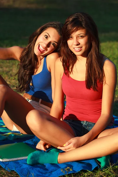 Meninas da faculdade bonitas — Fotografia de Stock